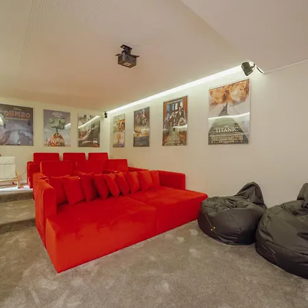 Pool & Cinema By Vacationy *