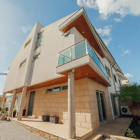 Pool & Cinema By Vacationy וילה