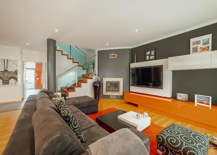 Pool & Cinema By Vacationy 别墅