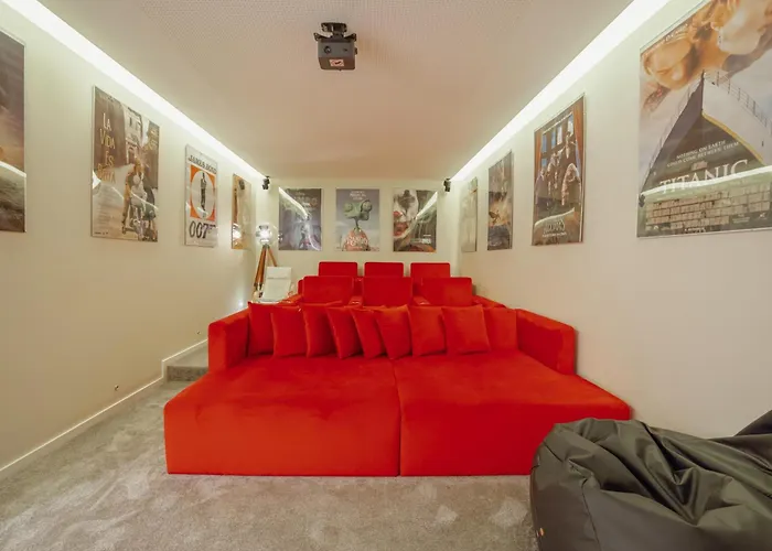 Pool & Cinema By Vacationy וילה