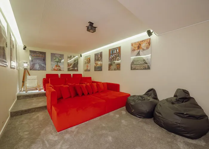 Pool & Cinema By Vacationy *