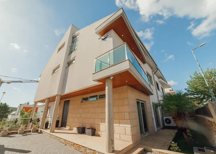 Pool & Cinema By Vacationy וילה