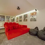 Pool & Cinema By Vacationy *